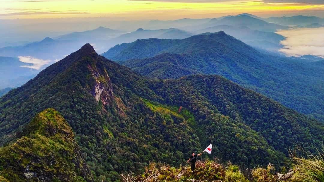 10 Rekomendasi Gunung Tertinggi di Daerah Kalimantan Yang Medannya Cukup Menantang Untuk Kalian Kunjungi 4 10 Rekomendasi Gunung Tertinggi di Daerah Kalimantan Yang Medannya Cukup Menantang Untuk Kalian Kunjungi 4