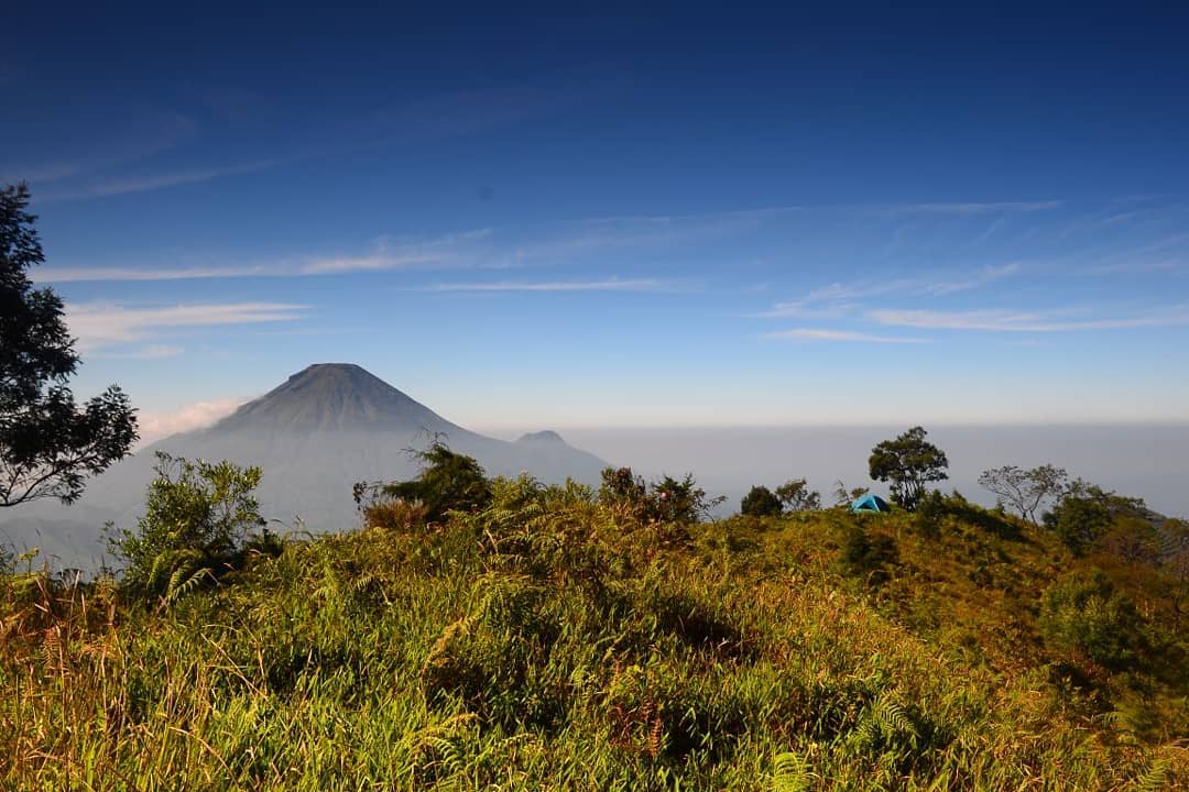 10 Rekomendasi Gunung Berpanorama Indah Bak Surga Tersembunyi di Daerah Dieng Yang Wajib Kalian Kunjungi 5