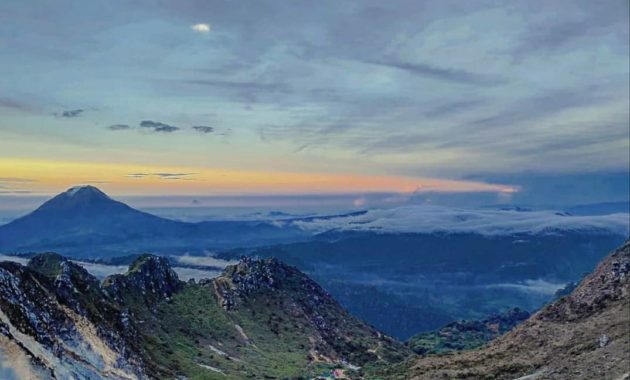 10 Gunung  Tertinggi  dan Berapi di  Sumatera Utara  Daftar 
