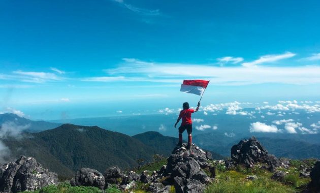 10 Daftar Nama Gunung Di Kepulauan Maluku Binaiya Berapi Tertinggi Jejakpiknik Com