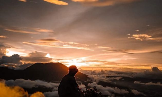 10 Daftar Pilihan Gunung Eksotis di Daerah Sumatera Barat Yang Cocok Buat Spot Pendakian 10 10 Daftar Pilihan Gunung Eksotis di Daerah Sumatera Barat Yang Cocok Buat Spot Pendakian 8