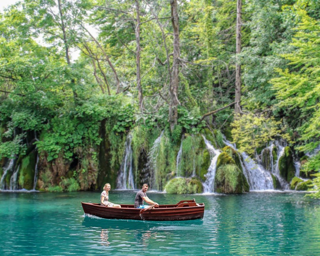 10 Daftar Pilihan Danau Bak Surga Tersembunyi di Dunia, Indonesia Juga Punya Lho! 7