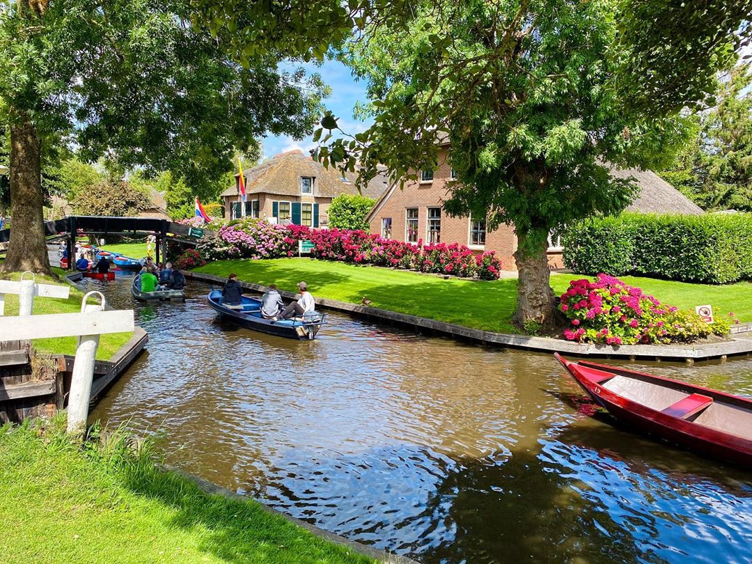 10 Daftar Pilihan Pemandangan Desa Yang Sangat Cantik di Dunia, Indonesia Punya Juga Lho! 9