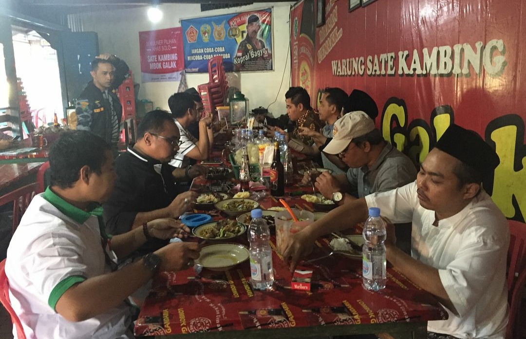 Sate Kambing Mbok Galak di Solo, Langganan Pejabat Negara 3