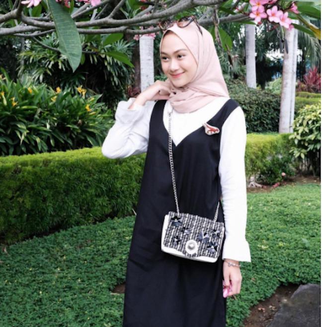 Apa Warna Jilbab Yang Cocok Untuk Baju Hitam dan Putih? Simak ini 2