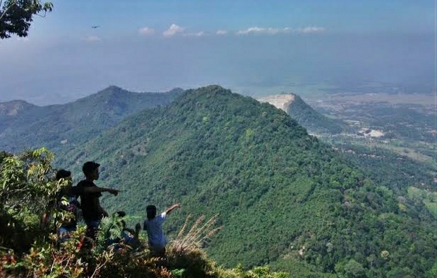Kamu Suka Hiking? Coba Taklukin 10 Daftar Pilihan Gunung di Daerah Purwakarta Ini! 10