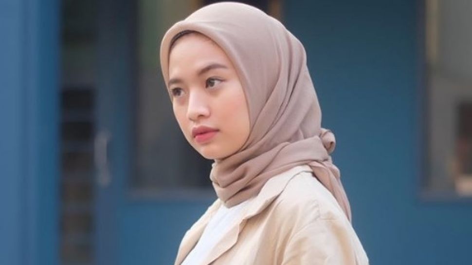 10 Inspirasi Outifit Hijab Dengan Gamis Cokelat Susu 6