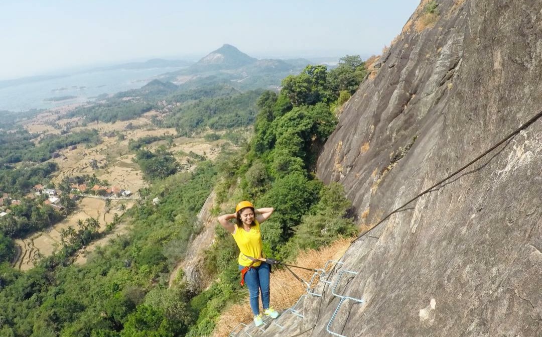 Kamu Suka Hiking? Coba Taklukin 10 Daftar Pilihan Gunung di Daerah Purwakarta Ini! 4