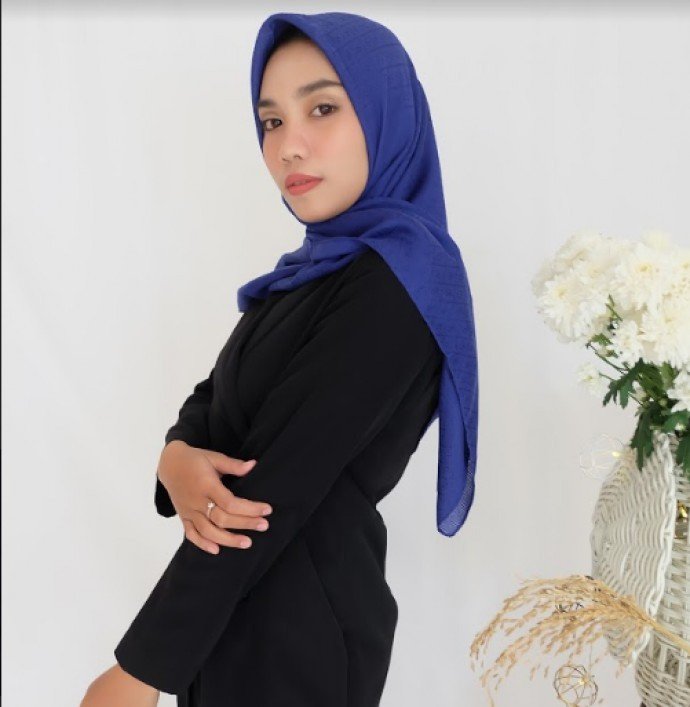 Apa Warna Jilbab Yang Cocok Untuk Baju Hitam dan Putih? Simak ini 9