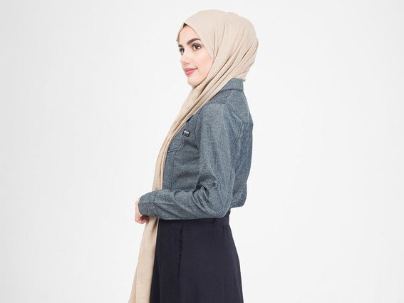 10 Warna Jilbab Yang Cocok Dengan Baju Abu-Abu, Buat Yang Tidak Suka Tampil Secara Mencolok 5