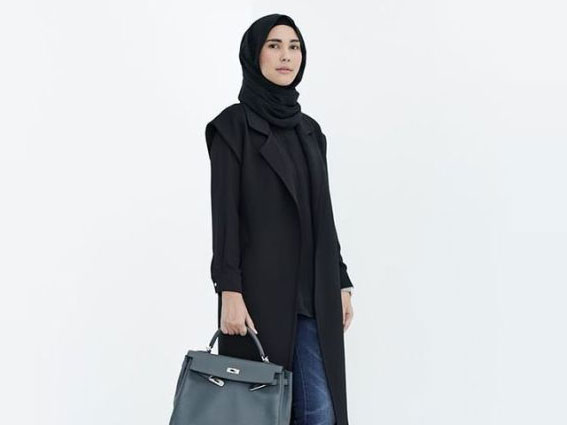 10 Warna Jilbab Yang Cocok Dengan Baju Favorit Sejuta Umat, Hitam! 7