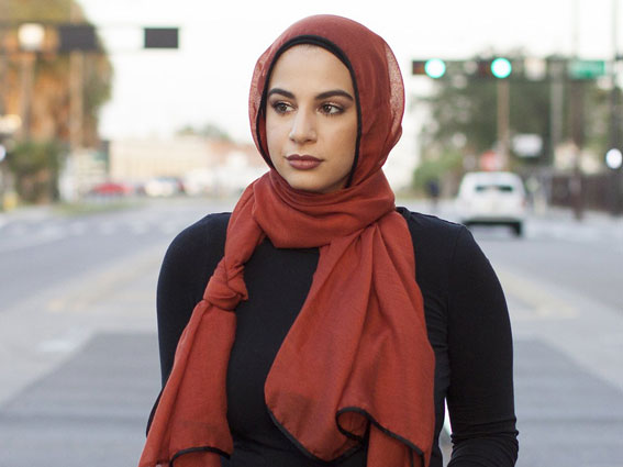 10 Warna Jilbab Yang Cocok Dengan Baju Favorit Sejuta Umat, Hitam! 8