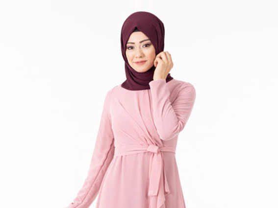 10 Inspirasi Perpaduan Warna Kerudung dan Baju Dusty Pink 3