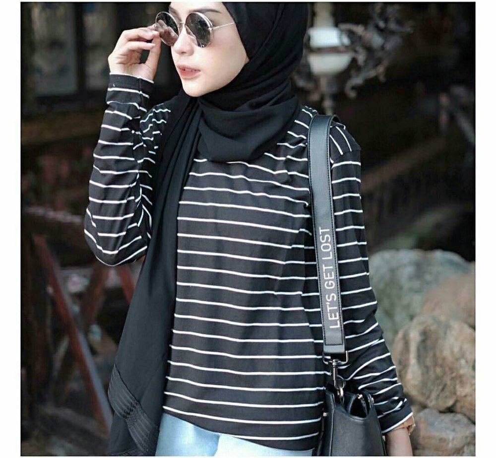 Apa Warna Jilbab Yang Cocok Untuk Baju Hitam dan Putih? Simak ini 3