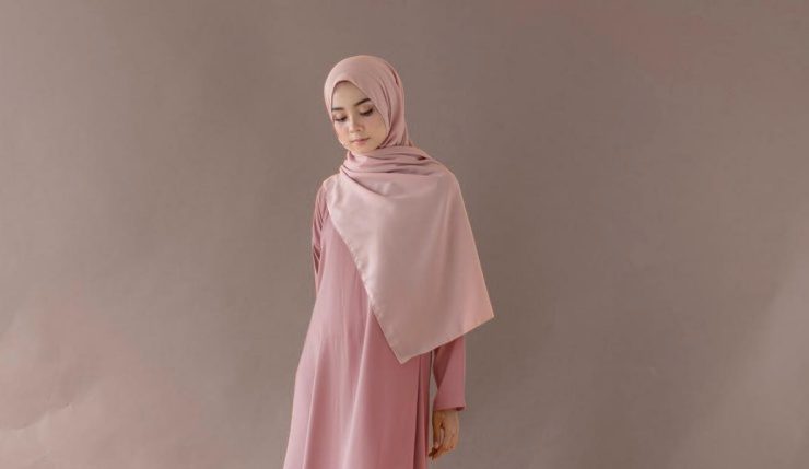 10 Inspirasi Perpaduan Warna Kerudung dan Baju Dusty Pink 2