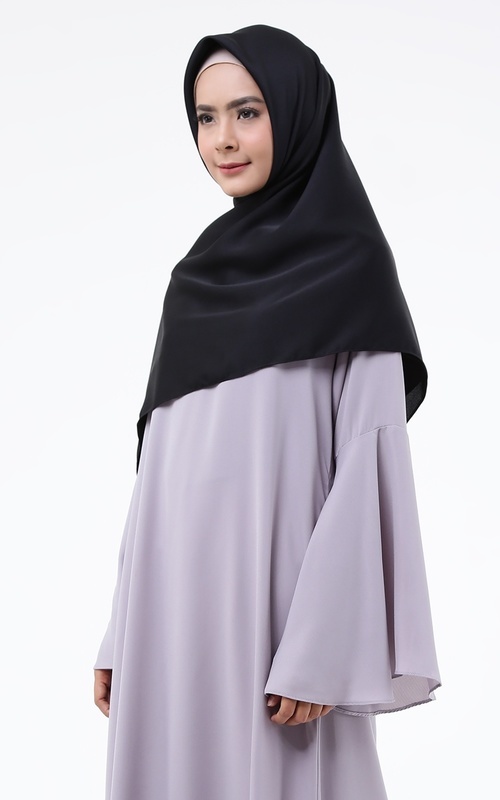 10 Perpaduan Cantik Gamis Abu-Abu dan Jilbab 2