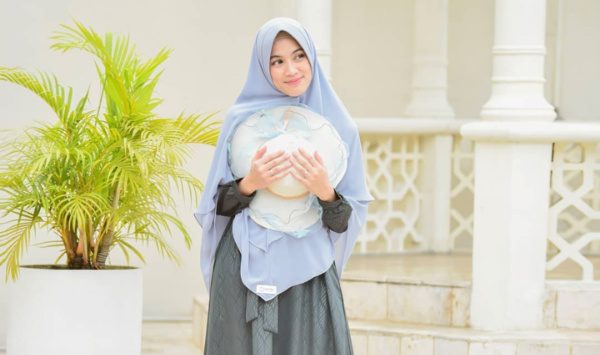 10 Perpaduan Cantik Gamis Abu-Abu dan Jilbab 6
