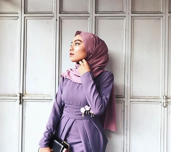 10 Inspirasi Perpaduan Cantik Baju Ungu Muda Dengan Jilbab 1