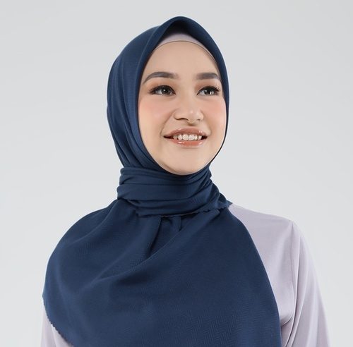 10 Warna Jilbab Yang Cocok Dengan Baju Abu-Abu, Buat Yang Tidak Suka Tampil Secara Mencolok 4