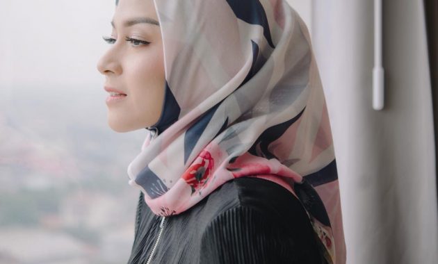 10 Gambar Baju Hitam Cocok Dengan Jilbab Warna Apa  JejakPiknik.Com