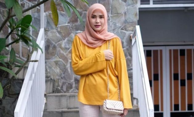 Apa Saja Warna Jilbab Yang Cocok Dengan Baju Kuning Kunyit? Simak Ini 22 Apa Saja Warna Jilbab Yang Cocok Dengan Baju Kuning Kunyit? Simak Ini