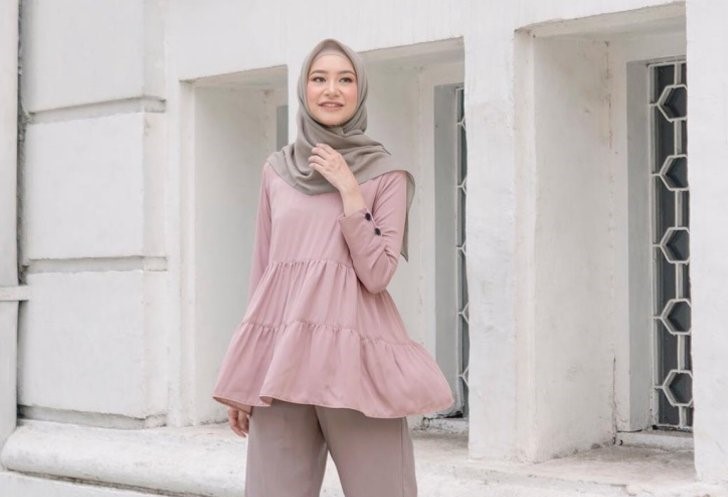Perpaduan Cantik Baju Dusty Pink Dengan Jilbab 1