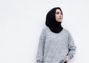 10 Warna Jilbab Yang Cocok Dengan Baju Abu-Abu, Buat Yang Tidak Suka Tampil Secara Mencolok 8