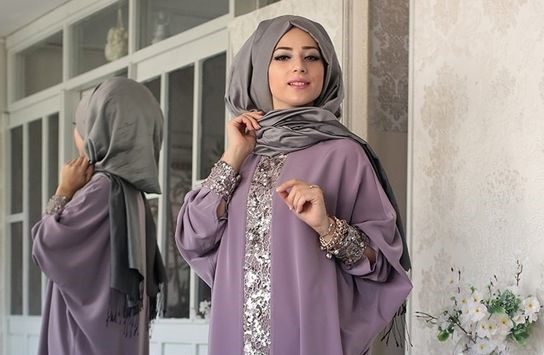 10 Inspirasi Perpaduan Cantik Baju Ungu Muda Dengan Jilbab 2