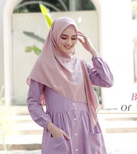 10 Inspirasi Perpaduan Cantik Baju Ungu Muda Dengan Jilbab 4