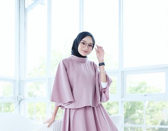 10 Inspirasi Perpaduan Warna Kerudung dan Baju Dusty Pink 1