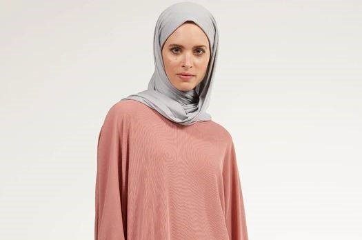 10 Inspirasi Perpaduan Warna Kerudung dan Baju Dusty Pink 4