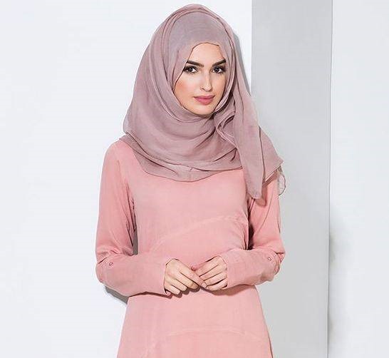 10 Inspirasi Perpaduan Warna Kerudung dan Baju Dusty Pink 5
