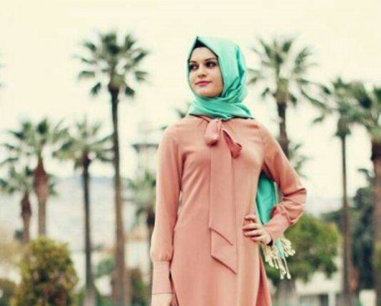 10 Inspirasi Perpaduan Warna Kerudung dan Baju Dusty Pink 6