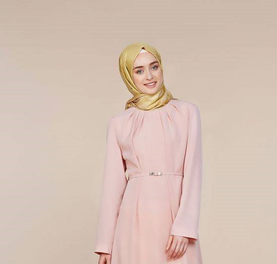 10 Inspirasi Perpaduan Warna Kerudung dan Baju Dusty Pink 9