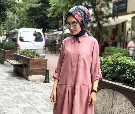 10 Inspirasi Perpaduan Warna Kerudung dan Baju Dusty Pink 10