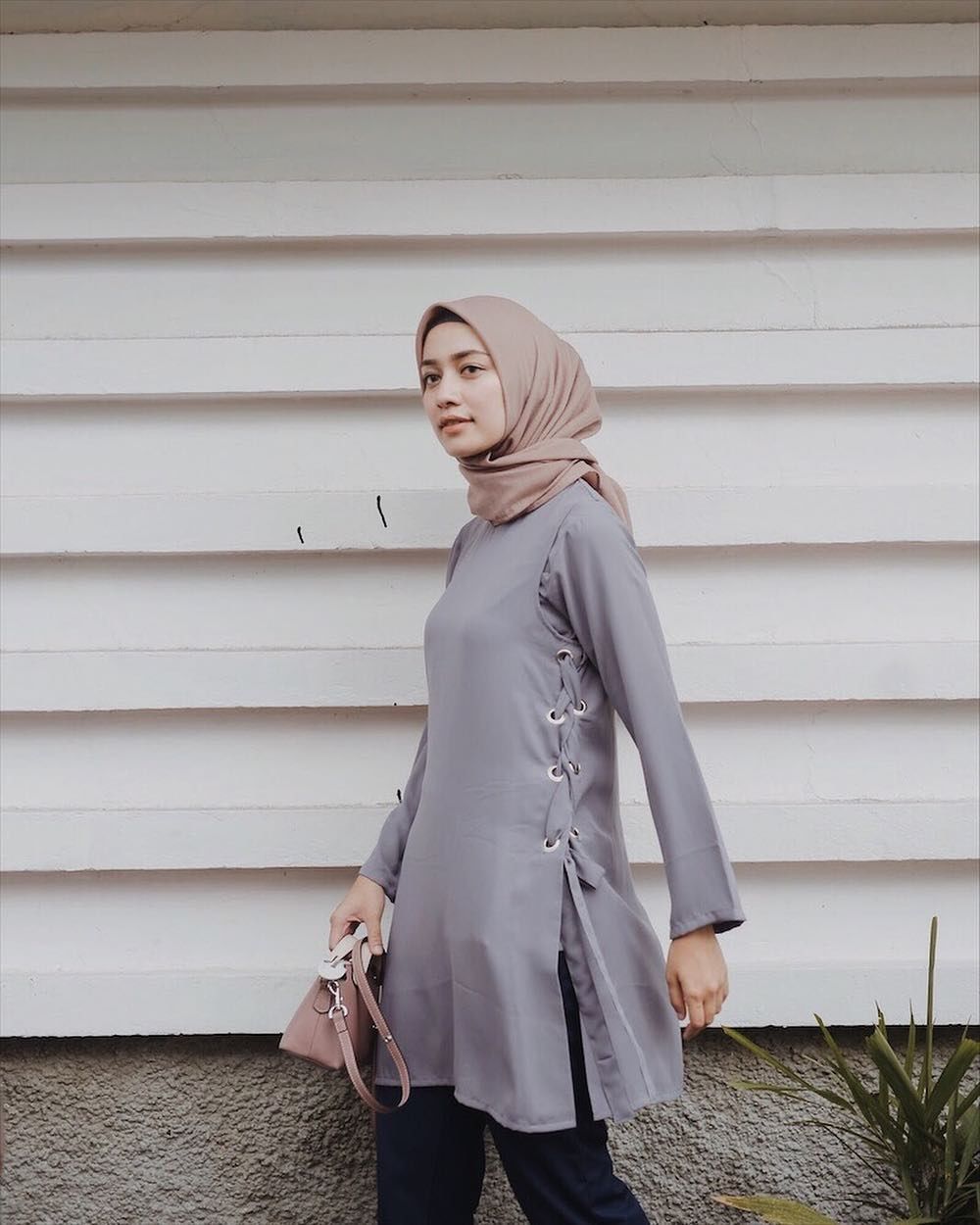 10 Warna Jilbab Yang Cocok Dengan Baju Abu-Abu, Buat Yang Tidak Suka Tampil Secara Mencolok 2