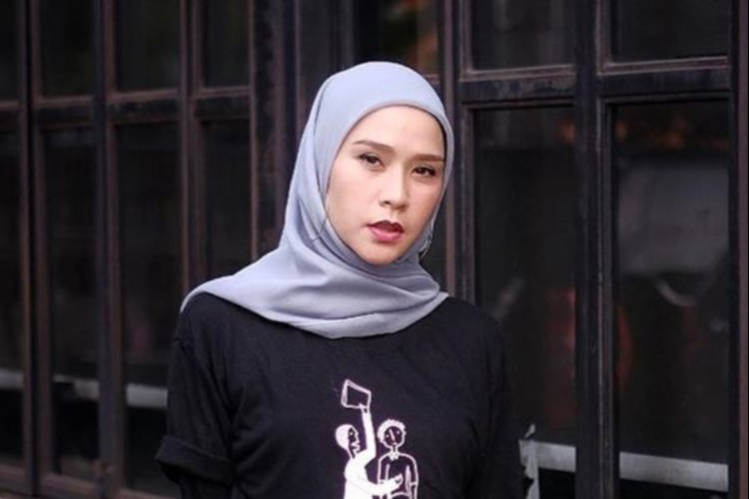 10 Warna Jilbab Yang Cocok Dengan Baju Favorit Sejuta Umat, Hitam! 6