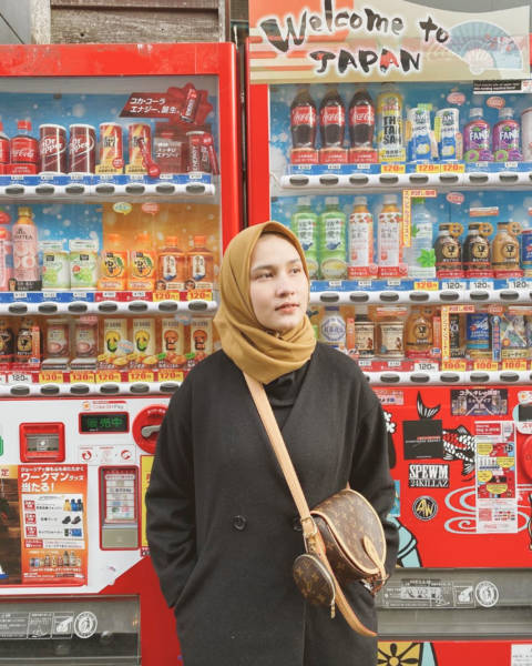 10 Warna Jilbab Yang Cocok Dengan Baju Favorit Sejuta Umat, Hitam! 5