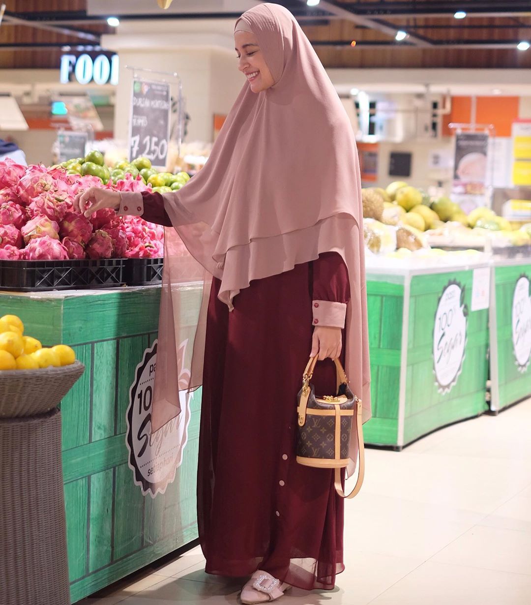 10 Pilihan Warna Jilbab Untuk Baju Merah Marun 8 10 Pilihan Warna Jilbab Untuk Baju Merah Marun 8