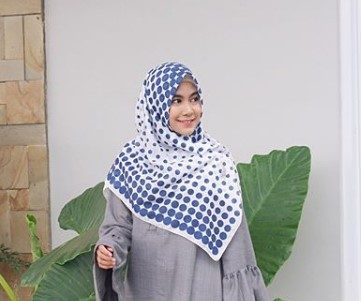 10 Perpaduan Cantik Gamis Abu-Abu dan Jilbab 10