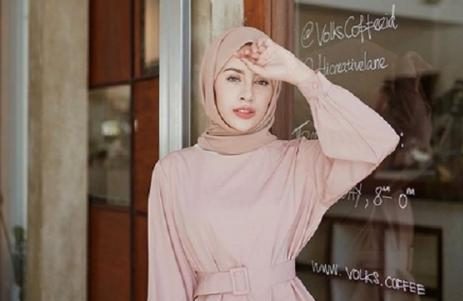 10 Inspirasi Perpaduan Warna Kerudung dan Baju Dusty Pink 8