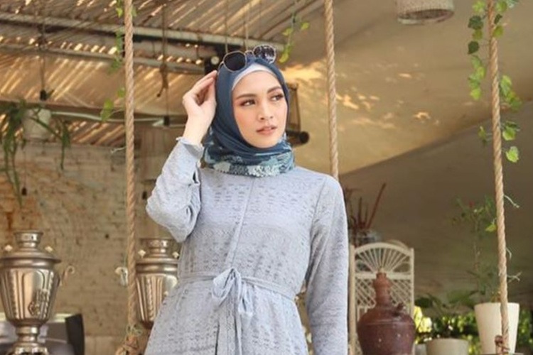 10 Perpaduan Cantik Gamis Abu-Abu dan Jilbab 5