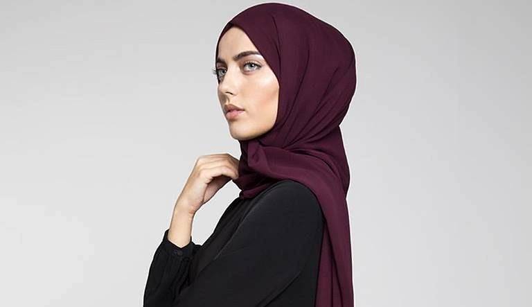 10 Warna Jilbab Yang Cocok Dengan Baju Favorit Sejuta Umat, Hitam! 9