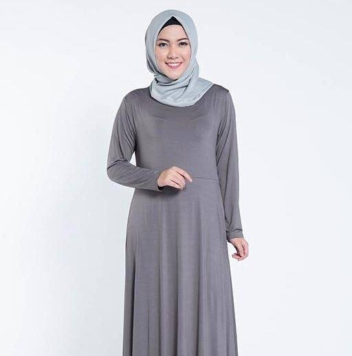 10 Perpaduan Cantik Gamis Abu-Abu dan Jilbab 3