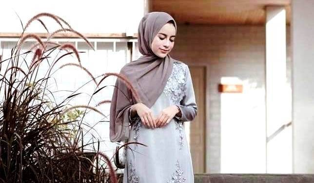 10 Perpaduan Cantik Gamis Abu-Abu dan Jilbab 4