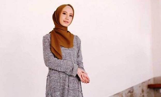 10 Perpaduan Cantik Gamis Abu-Abu dan Jilbab 1