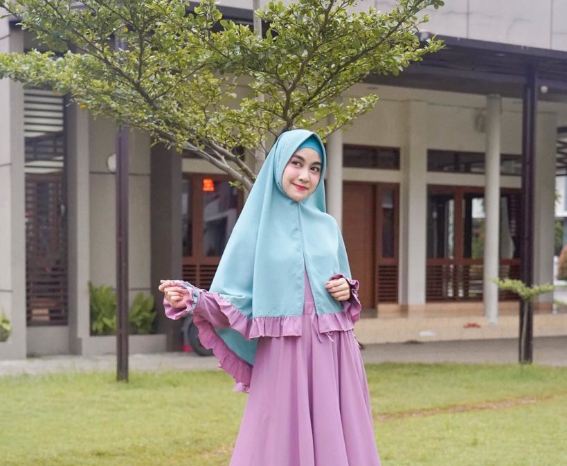 10 Inspirasi Perpaduan Cantik Baju Ungu Muda Dengan Jilbab 8