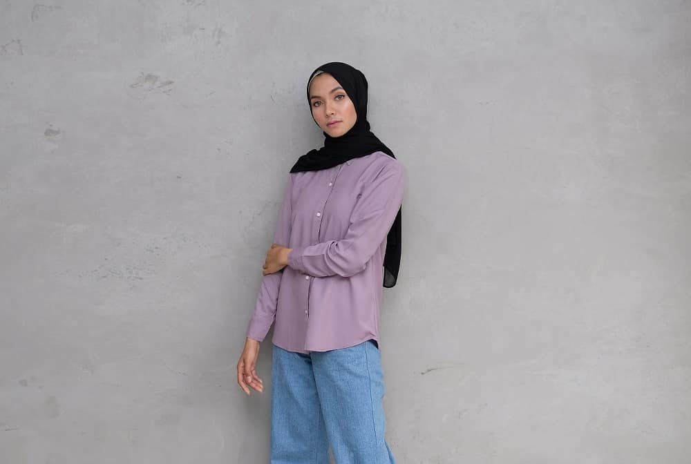 10 Inspirasi Perpaduan Cantik Baju Ungu Muda Dengan Jilbab 6
