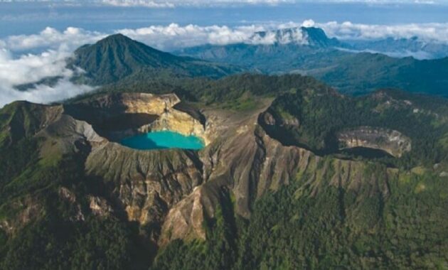 10 Gunung Tertinggi di NTT  2022 Daftar Daerah Dekat Meletus