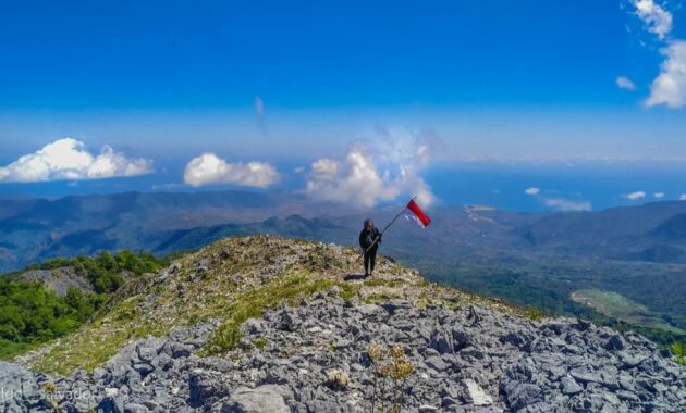 10 Gunung Tertinggi di NTT  2022 Daftar Daerah Dekat Meletus